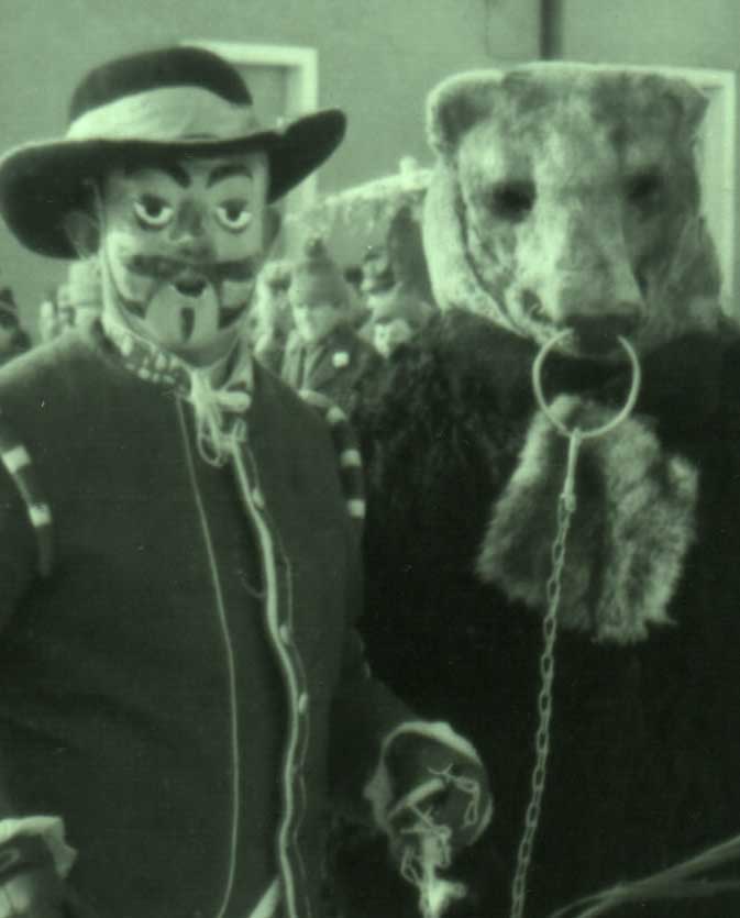 Na fotografii Medvěd s medvědářem v průvodu z roku 1970.